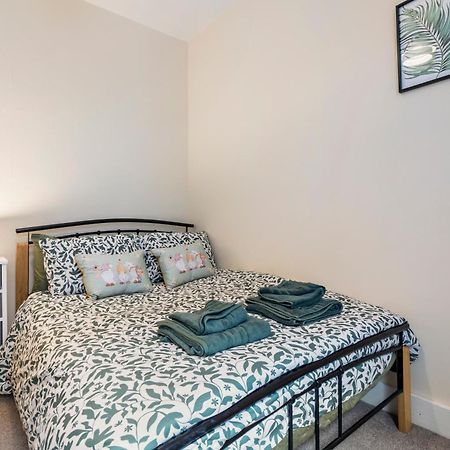 Modern 3 Bedroom Apartment In Wimbeldon Park London Eksteriør billede