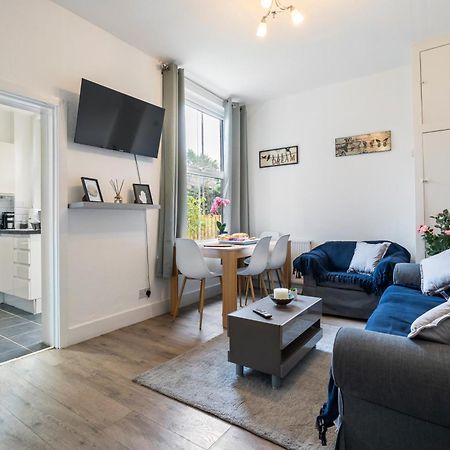 Modern 3 Bedroom Apartment In Wimbeldon Park London Eksteriør billede