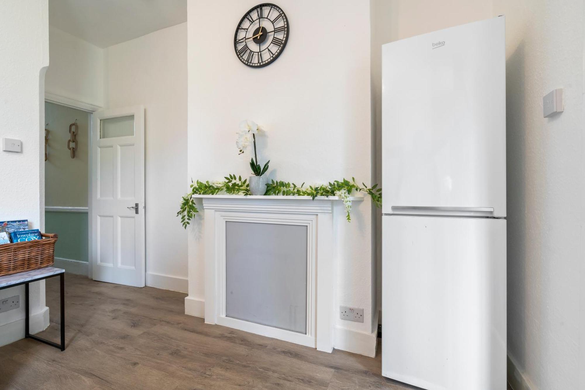 Modern 3 Bedroom Apartment In Wimbeldon Park London Eksteriør billede