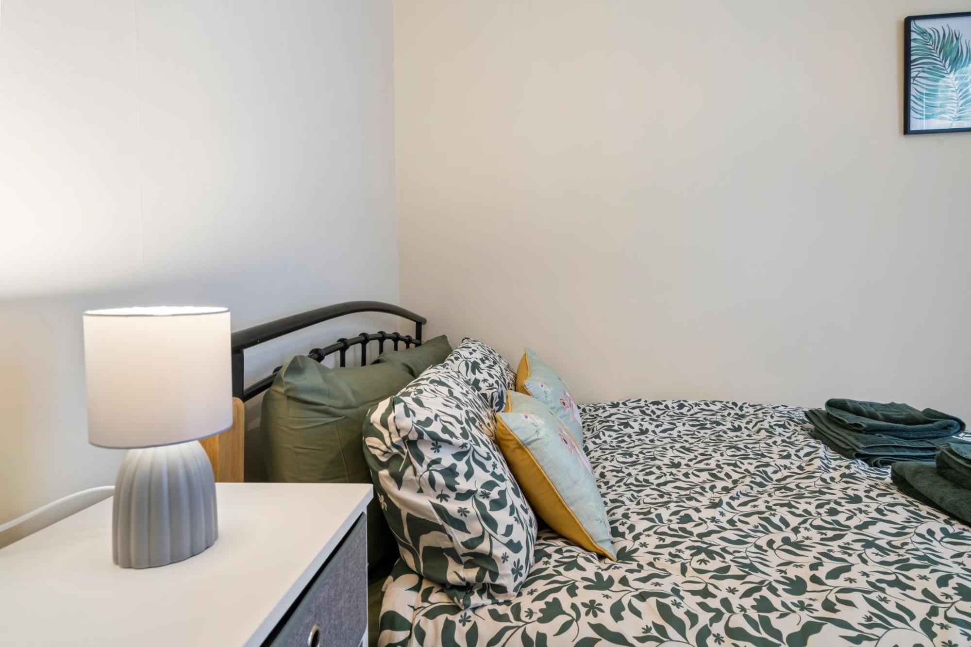Modern 3 Bedroom Apartment In Wimbeldon Park London Eksteriør billede