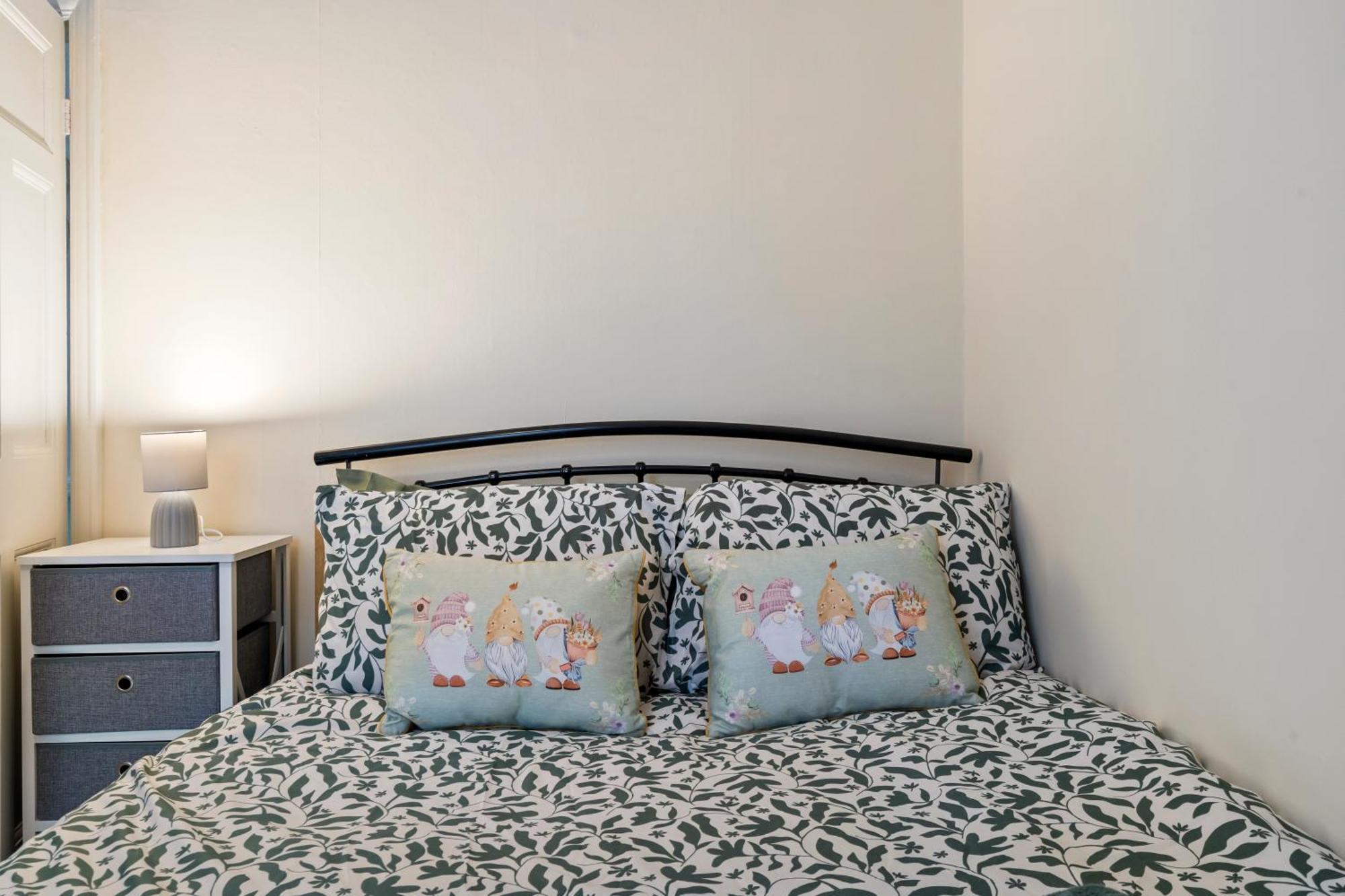 Modern 3 Bedroom Apartment In Wimbeldon Park London Eksteriør billede