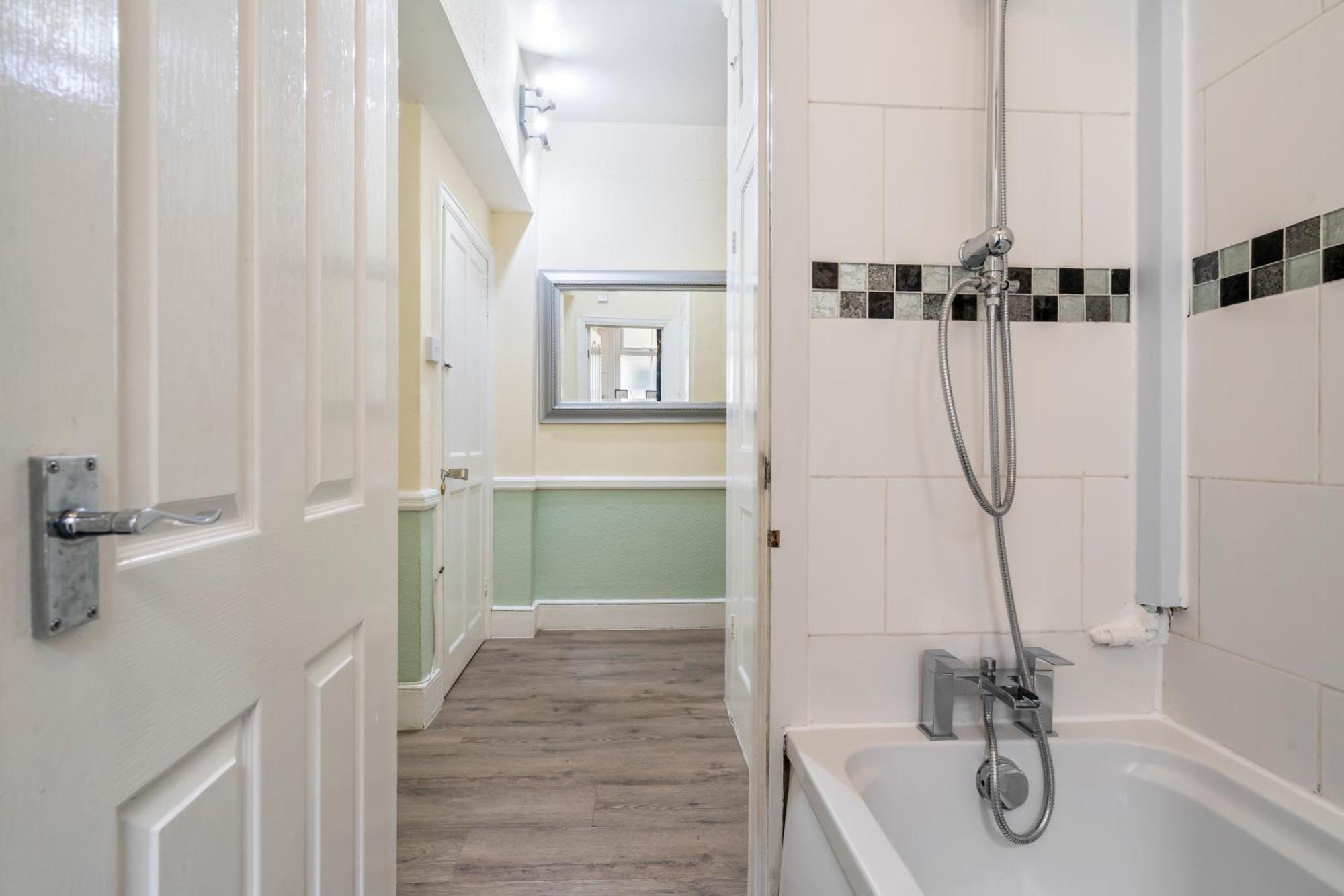 Modern 3 Bedroom Apartment In Wimbeldon Park London Eksteriør billede