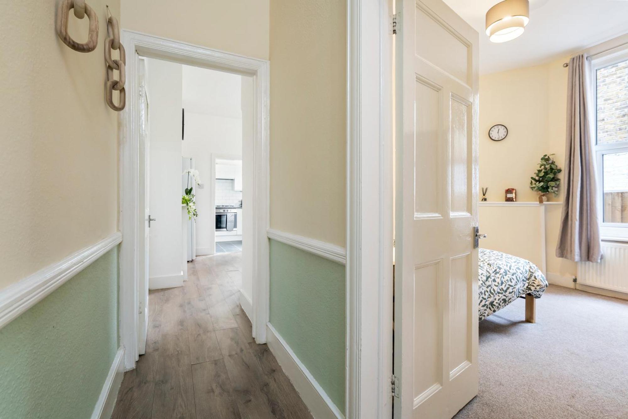 Modern 3 Bedroom Apartment In Wimbeldon Park London Eksteriør billede