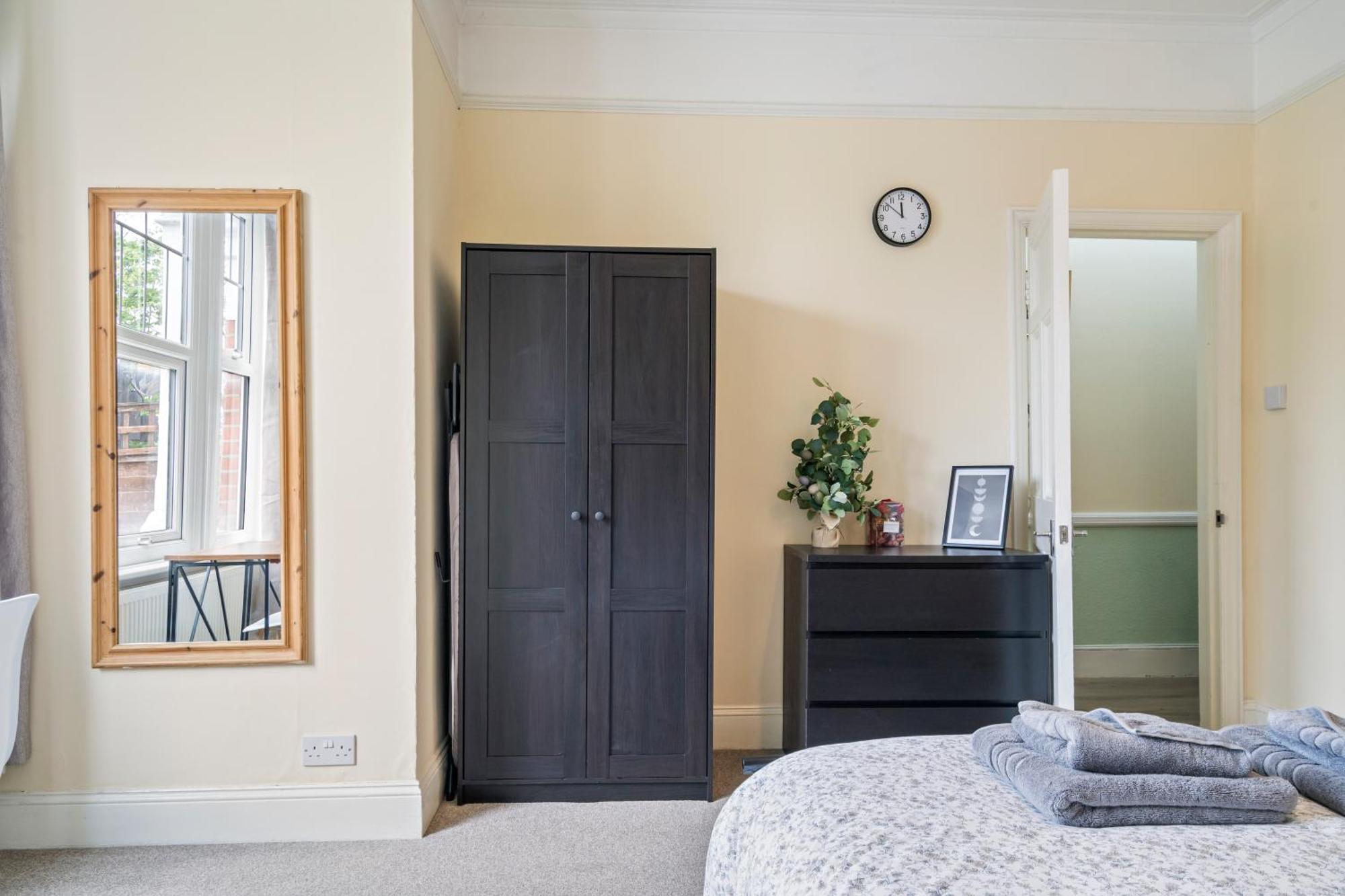 Modern 3 Bedroom Apartment In Wimbeldon Park London Eksteriør billede