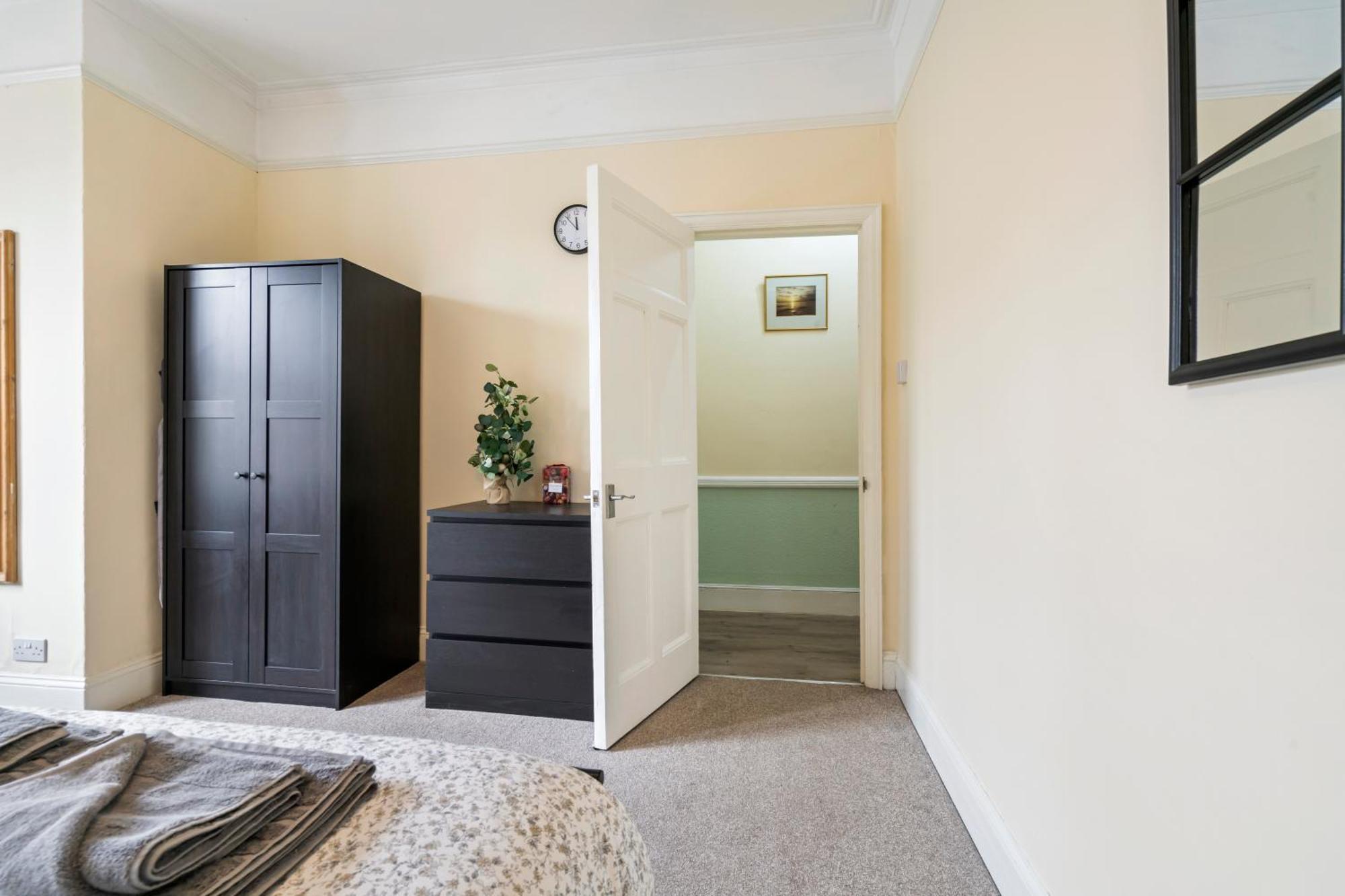 Modern 3 Bedroom Apartment In Wimbeldon Park London Eksteriør billede