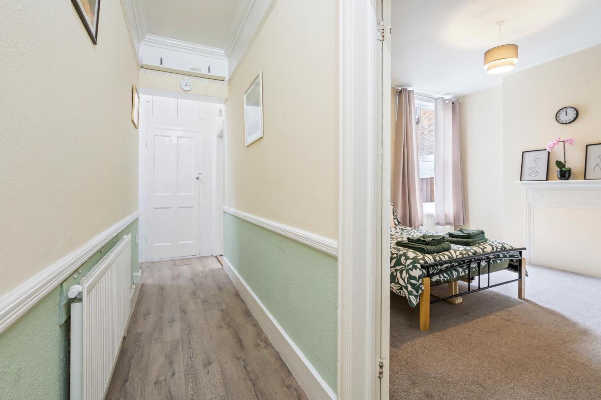Modern 3 Bedroom Apartment In Wimbeldon Park London Eksteriør billede