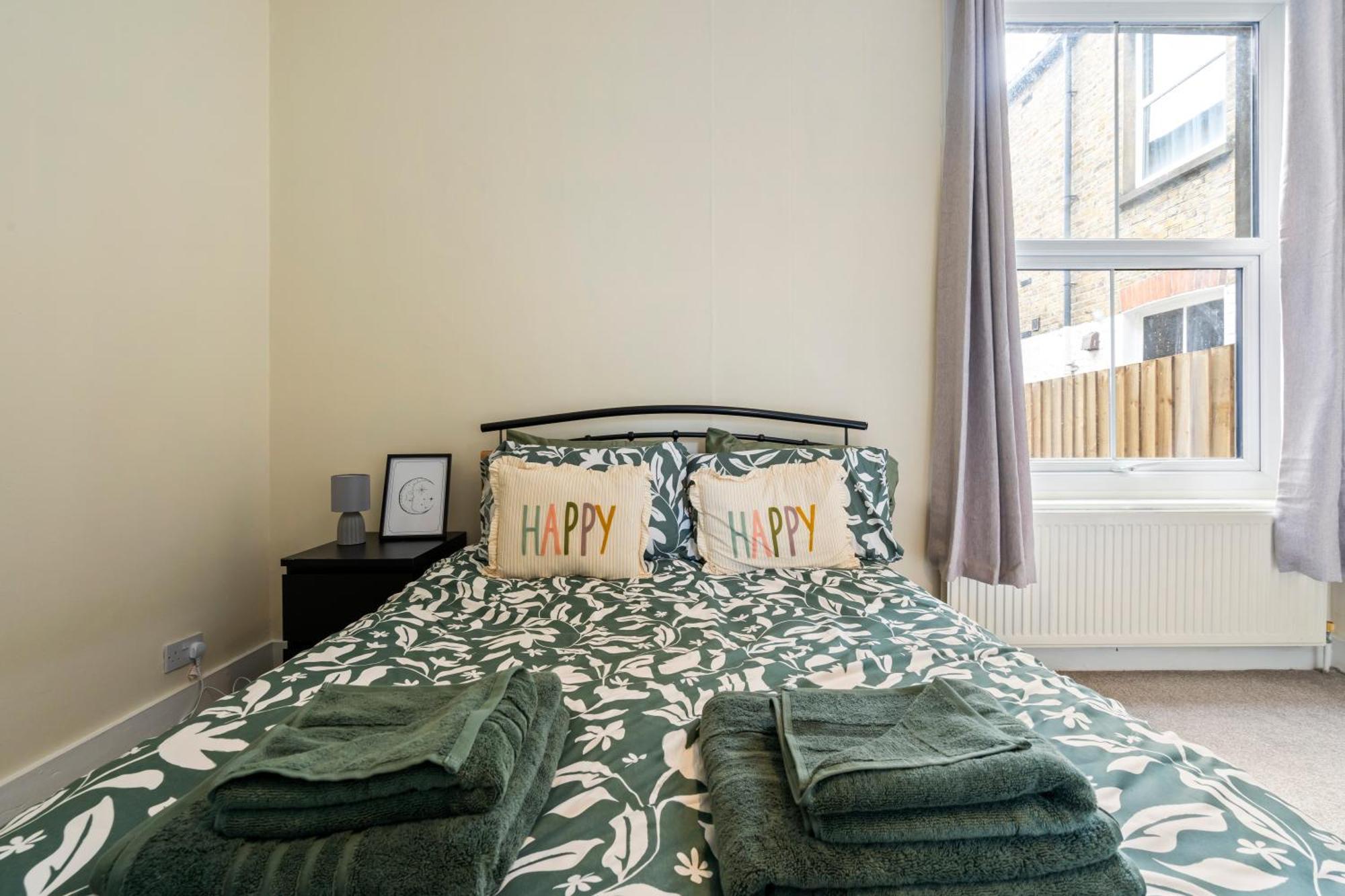 Modern 3 Bedroom Apartment In Wimbeldon Park London Eksteriør billede