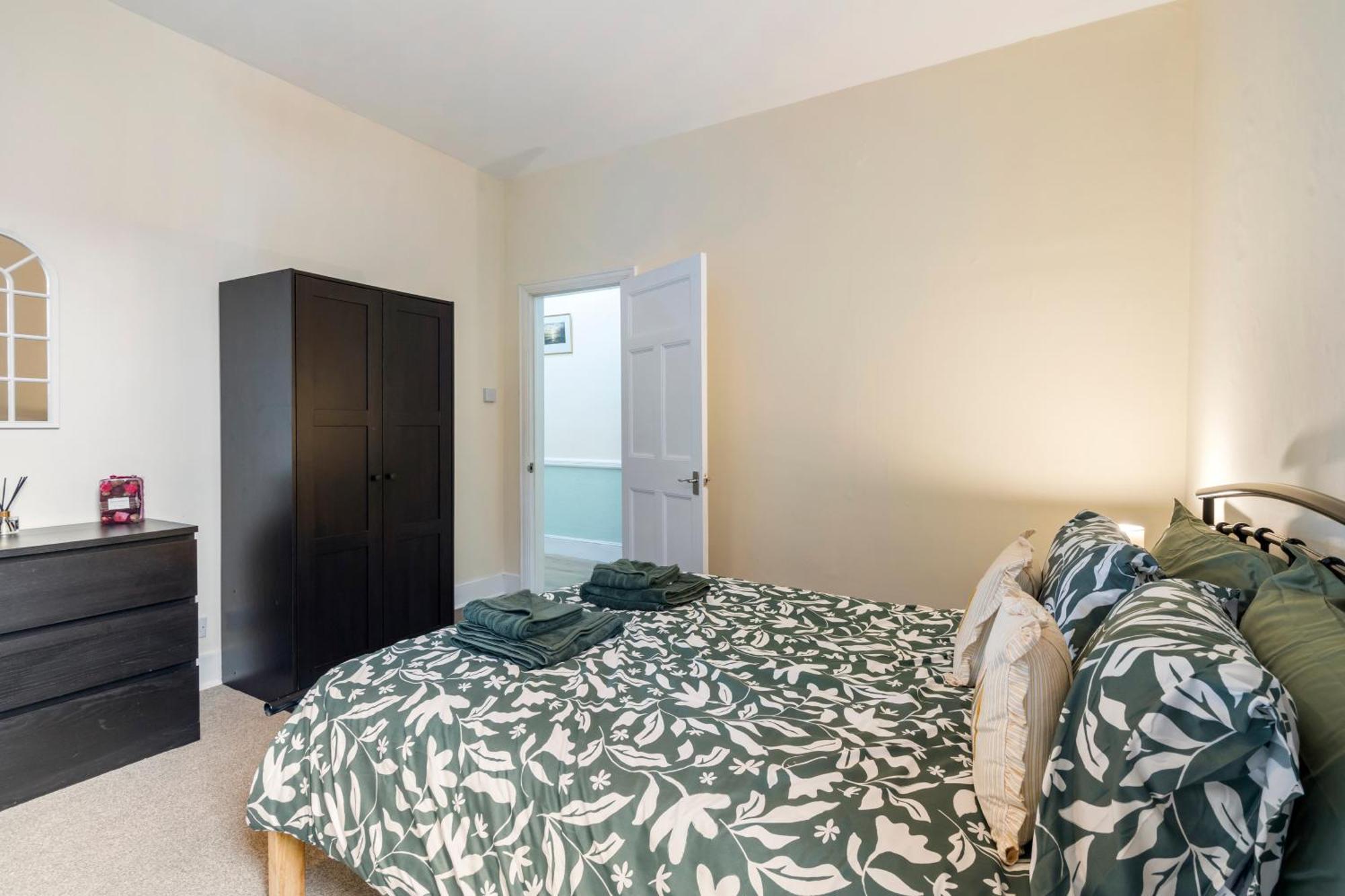 Modern 3 Bedroom Apartment In Wimbeldon Park London Eksteriør billede
