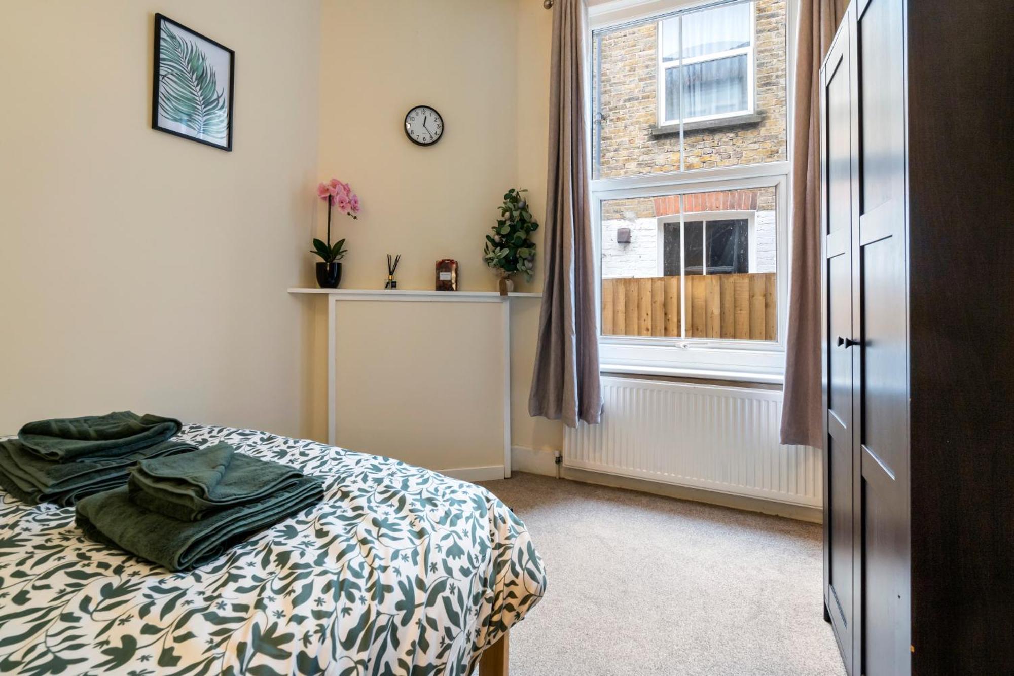 Modern 3 Bedroom Apartment In Wimbeldon Park London Eksteriør billede