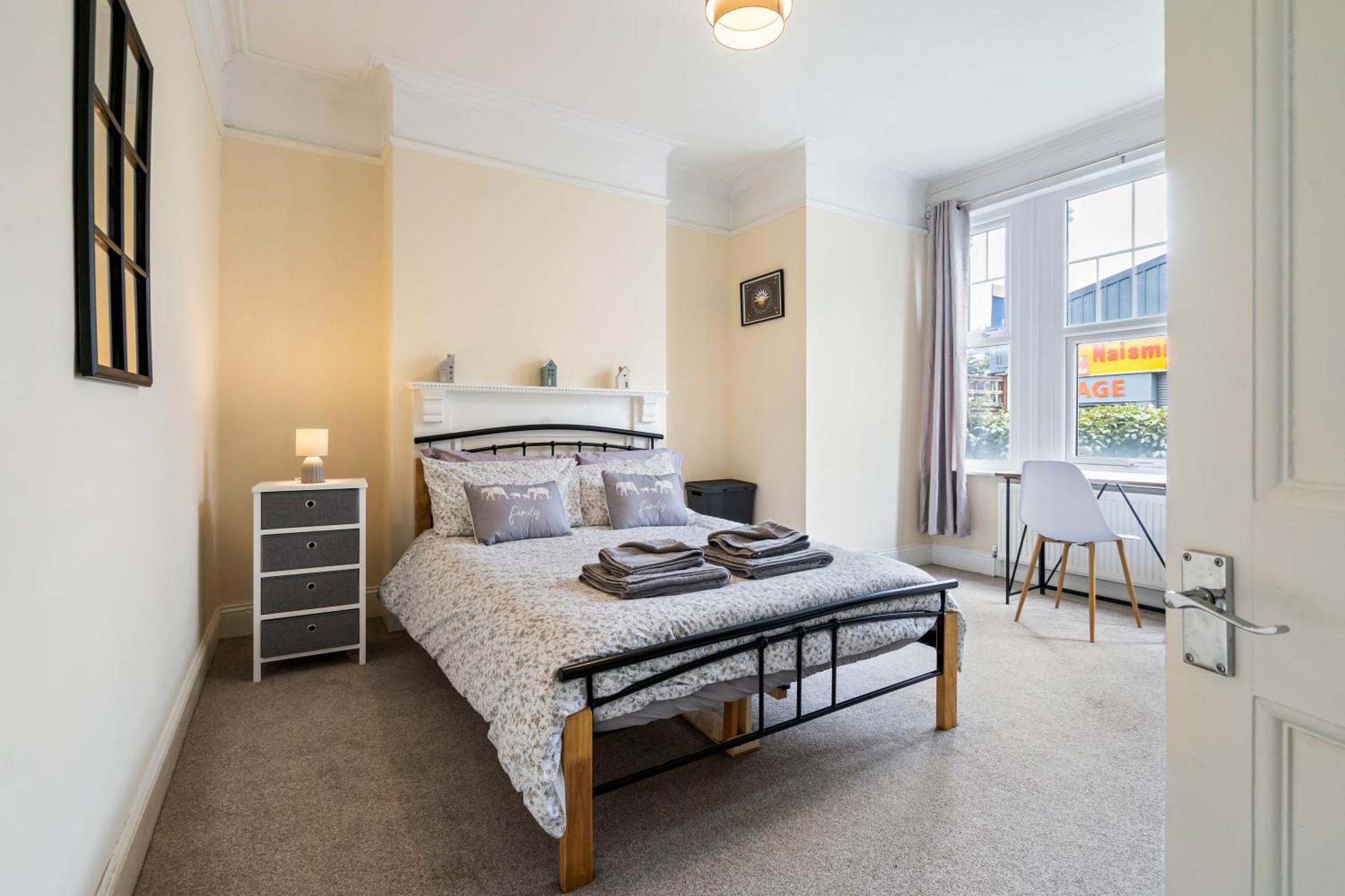 Modern 3 Bedroom Apartment In Wimbeldon Park London Eksteriør billede