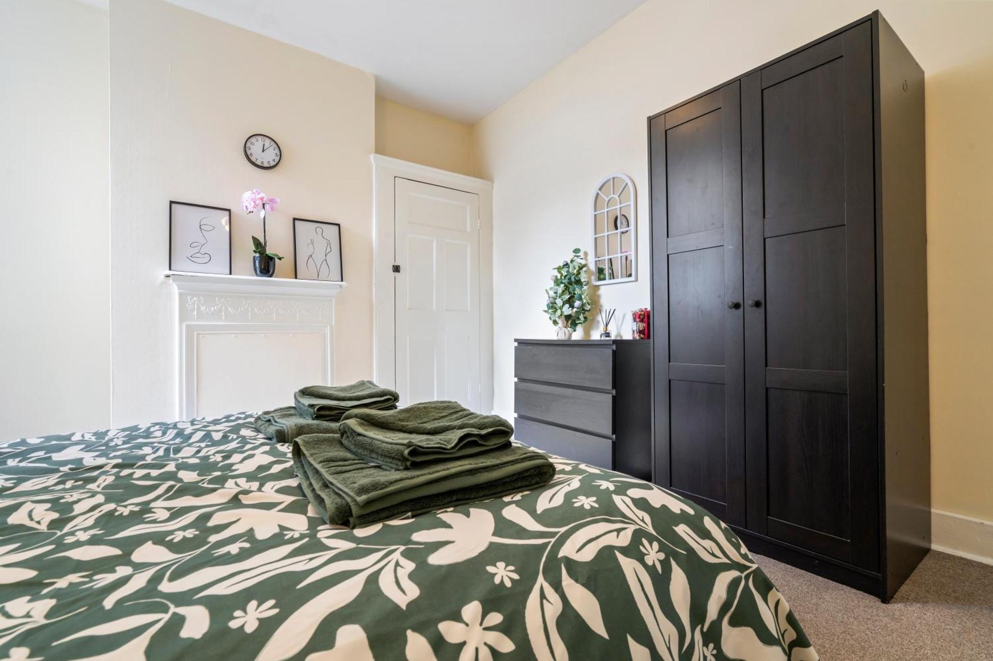 Modern 3 Bedroom Apartment In Wimbeldon Park London Eksteriør billede