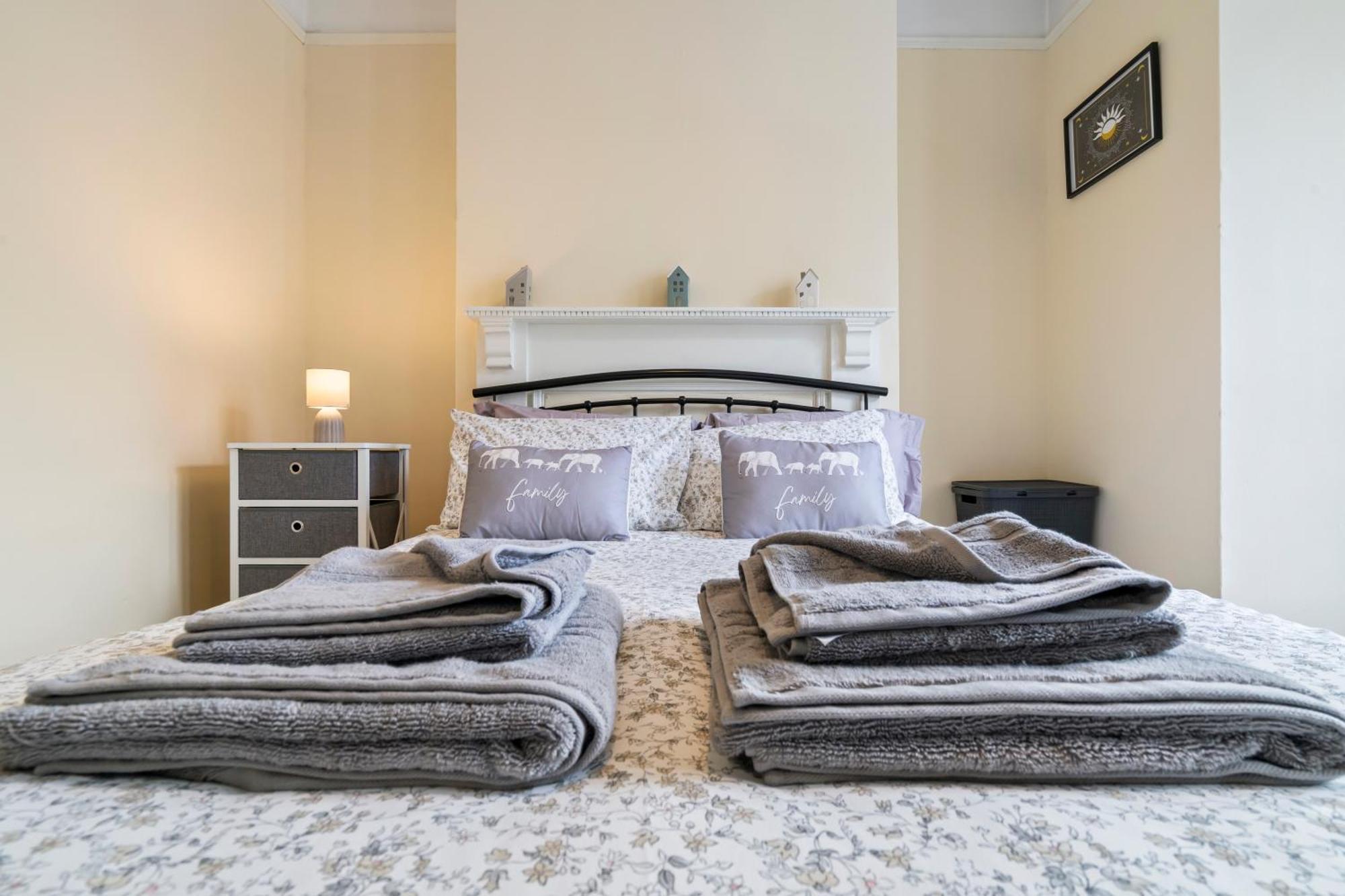 Modern 3 Bedroom Apartment In Wimbeldon Park London Eksteriør billede