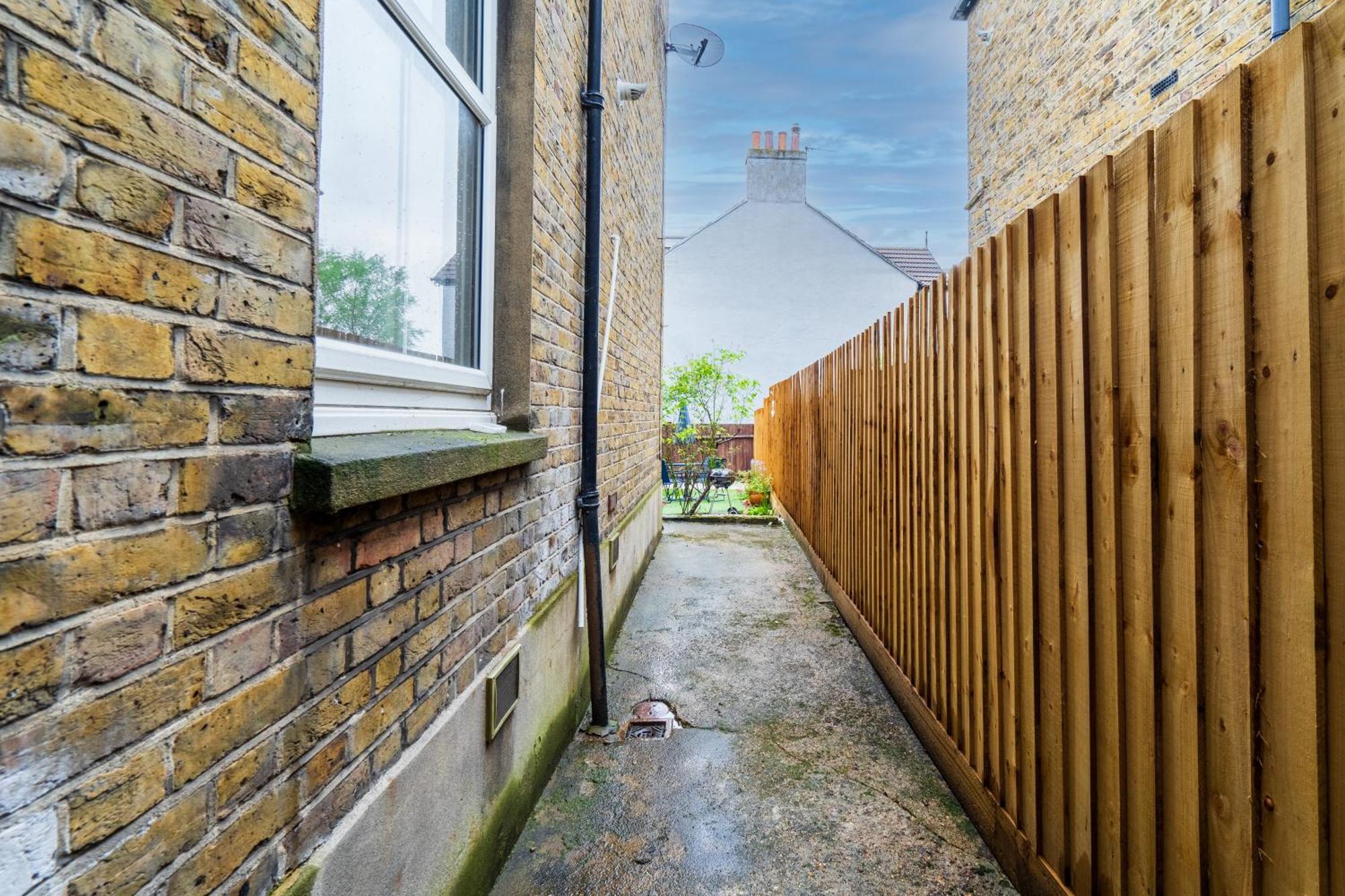 Modern 3 Bedroom Apartment In Wimbeldon Park London Eksteriør billede