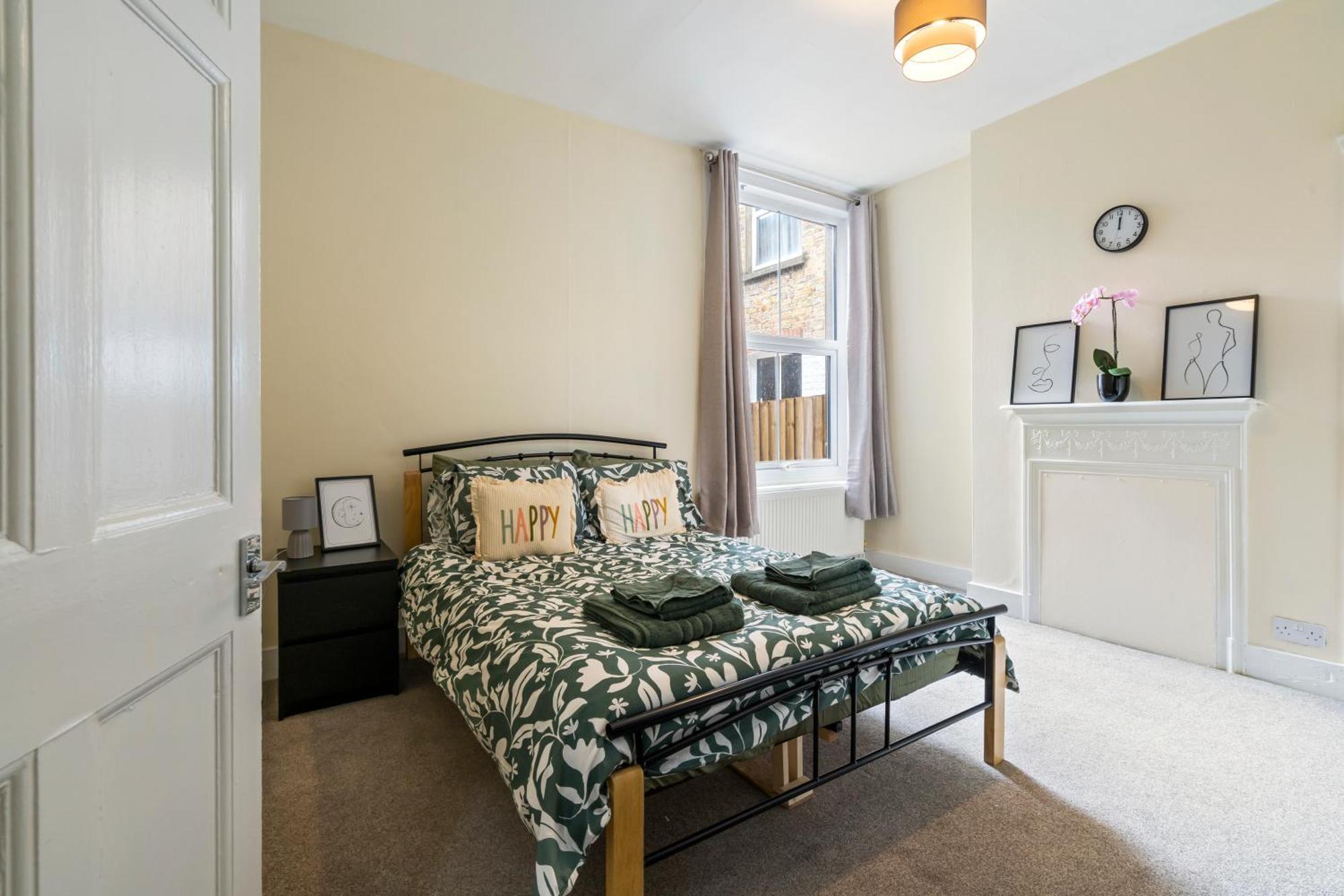 Modern 3 Bedroom Apartment In Wimbeldon Park London Eksteriør billede